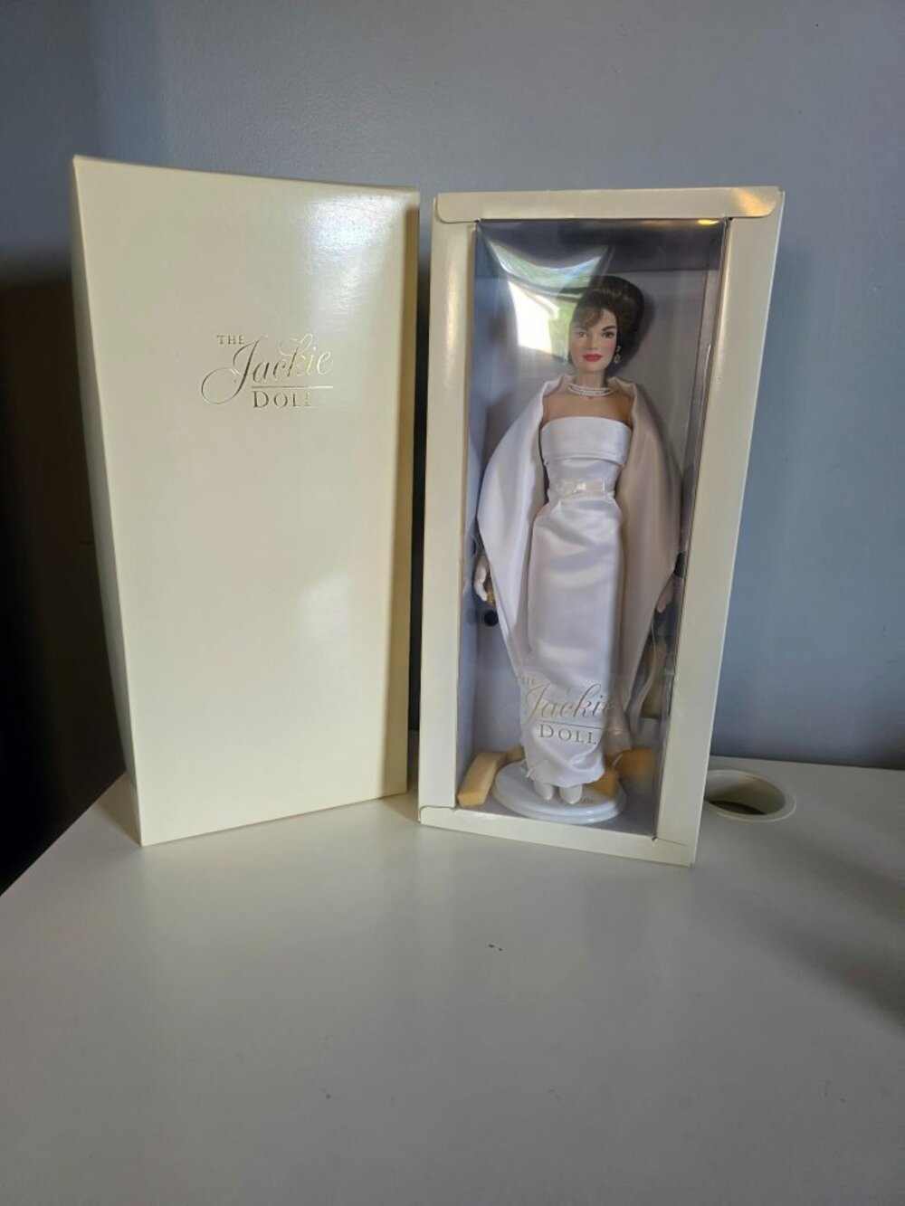 Franklin Mint Jacqueline Kennedy "The Jackie Doll" Inaugural Gala Portrait Doll - Picture 3 of 10